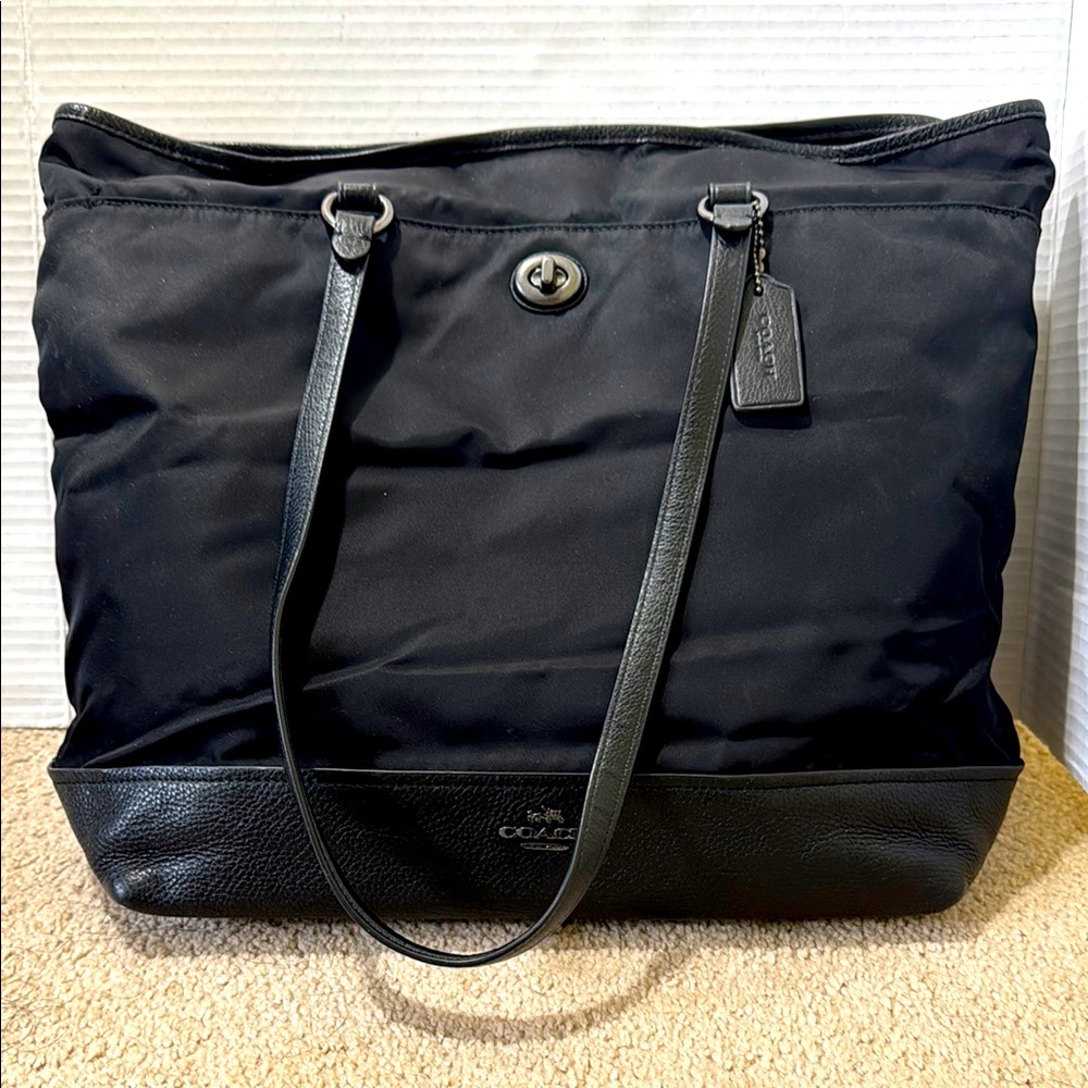 COACH Black Nylon Shoulder Bag Tote Pocketbook Excellent Condition